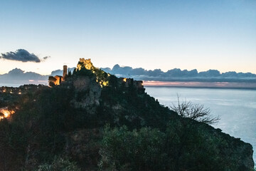 Obraz premium le village perché et fortifié d'Eze sur la Côte d'Azur au lever de soleil