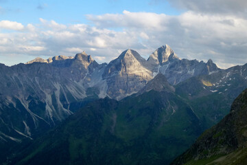 Naklejka premium Tribulaun group mountains from Stubai high-altitude hiking trail, lap 8 in Tyrol, Austria