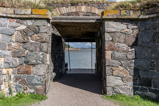 The main symbol of Suomenlinna - Kuninkaanportti (King's Gate) - the principal entrance to the fortress. The facade is concave, and the gate, framed with marble stones, is made with rustic masonry.