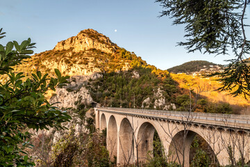 Viaduc d'Eze sur la Côte d'Azur dans les premières lueurs du jour