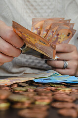 manos de mujer contando dinero, monedas y billetes - obrazy, fototapety, plakaty