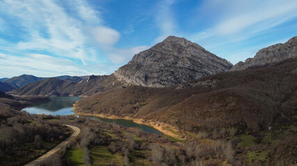 Obraz premium vistas de naturaleza en estado puro, picos de europa, ruta de montaña respirando aire limpio