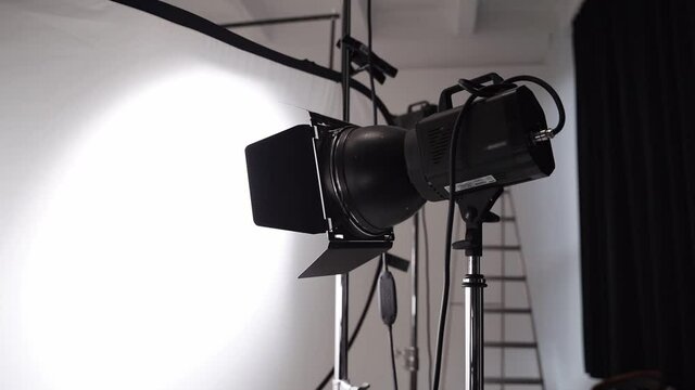 The lighting fixture in the photo Studio shines on the reflector.