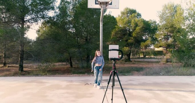 Muchacha influencer bailando delante de la tablet para tik tok