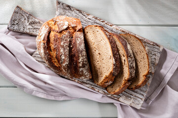 Sliced rye bread on cutting board, closeup.