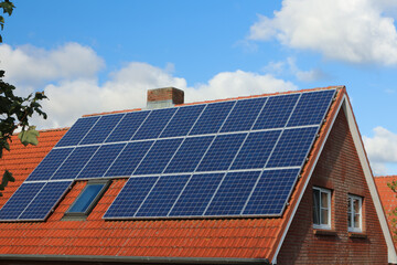 Fototapeta premium Solar Dach Einfamilienhaus