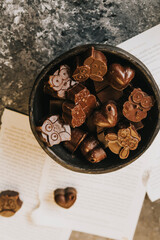 Plato de bombones de chocolate vistos desde arriba