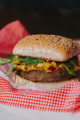 Hamburguesa veggie con salsa y hojas verdes
