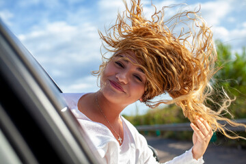 Chica joven con el pelo alborotado por el viento