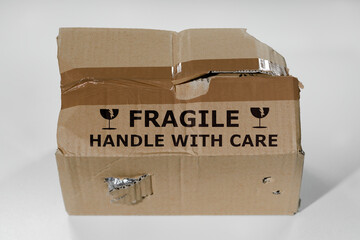 Paket mit Transportschaden Versandschaden Versand Transport Schaden Postsendung Lieferung fragil
