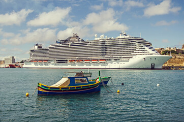 Obraz premium Big cruise ship in the port of La Valletta, Malta