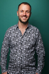 Obraz premium Portrait of a man in front of a colored background