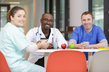 Obraz premium health team resting in hospital staff lounge