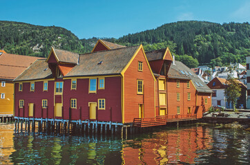 Obraz premium Norwegian wooden house on the water in Bergen