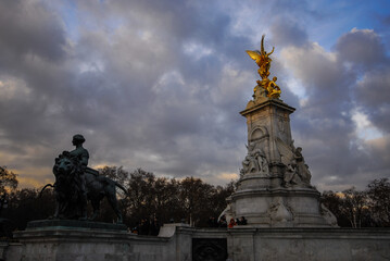 Fototapeta na wymiar Victoria Memorial at the Mall, across Buckingham Palace, London