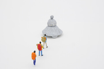 UFOで宇宙旅行に出かけるために列をなす旅行者
