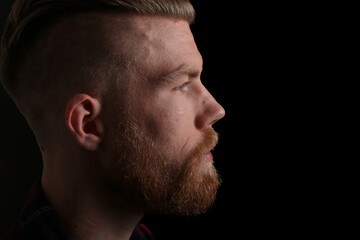 Obraz premium Portrait of a man in front of a colored background