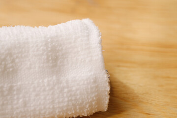 机の上に置かれた白いお手拭き