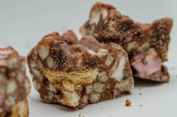 A marvelous mix of sultanas, marshmallows, biscuit pieces, crispy rice and glacé cherries covered in milk chocolate