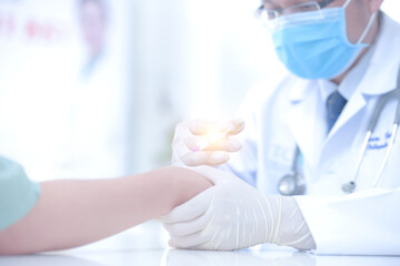 The doctor gives anti-inflammatory injections to the patient's hands to treat bone disease.