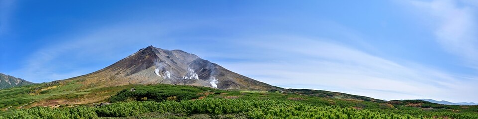 青空バックにそびえる晩秋の大雪山旭岳のパノラマ情景＠北海道