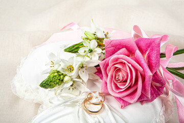 Obraz na płótnie Canvas Wedding Rings And Flowers