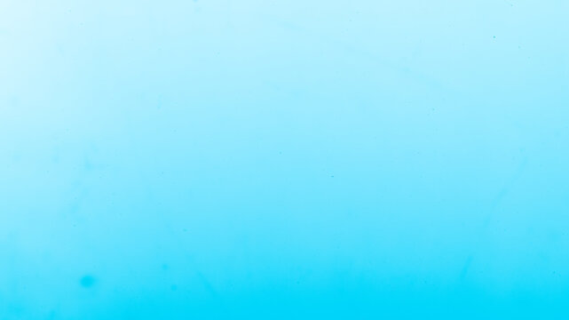 The blue water surface on the swaying shore produces bules.