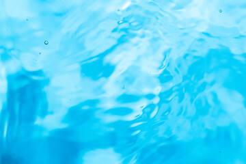 The blue water surface on the swaying shore produces bules. © saran25