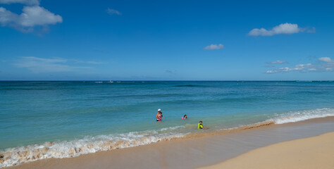 Fototapeta na wymiar Waikiki Beach during the statewide lockdown and curfew for the corona virus pandemic.
