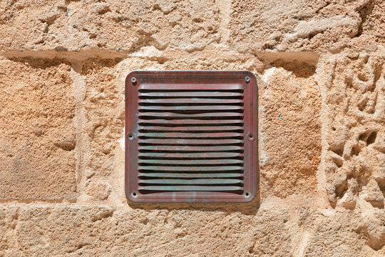 Piccola grata sul muro