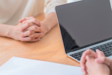 笑顔で相談するカップル夫婦	
　