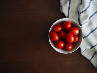 도자기 접시에 담긴 신선한 유기농 채소 방울토마토
