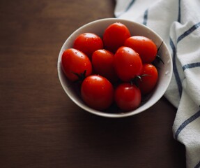 도자기 접시에 담긴 신선한 유기농 채소 방울토마토
