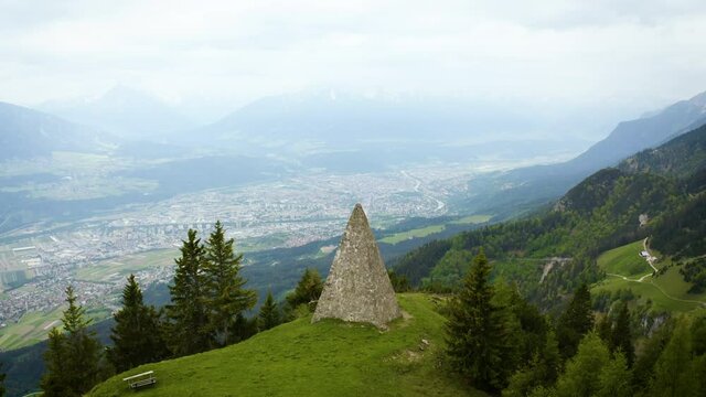 Kaisers&auml;ule mit Innsbruck und Thaurer Alm