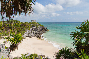 Fototapeta na wymiar A beautiful beach with turquoise water and white sand. Ancient Mayan city in Mexico. Ruins of Tulum, Yucatan
