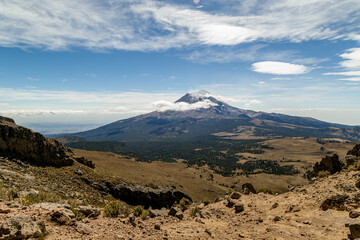 Closeup shot of volcanoes Iztaccihuatl and Popocatepetl in Mexico
