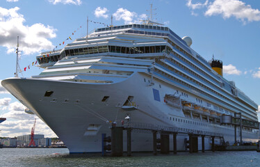 Riesiges Kreuzfahrtschiff Costa Magica im Hafen von Kiel, Deutschland - Modern cruiseship or cruise...