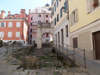 Fototapeta na wymiar Richard's Arch in Trieste, which represented the entrance to the monumental area on San Giusto hill