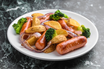 ポテトとウインナーの炒め物