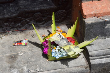 Opferschale mit Geldschein auf Bali