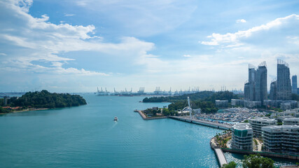 Obraz premium Cityscape in Singapore. Ocean and tall buildings.