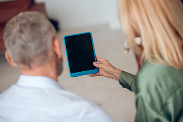 Close up picture of woman holding a tablet