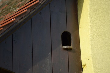 un nichoir dans un toit