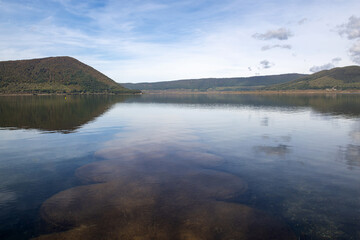 Le lac de Vico en Italie par une belle journ&eacute;e d'automne ensoleill&eacute;e