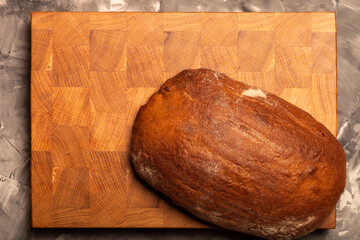 Composition with a bread on a textured plastered surface