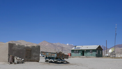 Obraz na płótnie Canvas View of high-altitude Alichur kyrgyz village on the Pamir Highway in Gorno-Badakshan, Tajikistan with mountain background