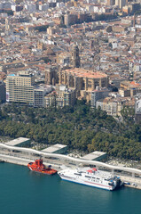 Vista aérea del puerto y ciudad de Málaga en Andalucía, España