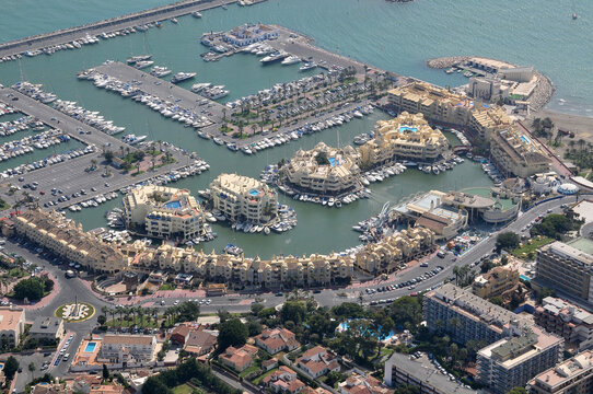 Vista a&eacute;rea de la costa de Benalm&aacute;dena en Mal&aacute;ga, Espa&ntilde;a