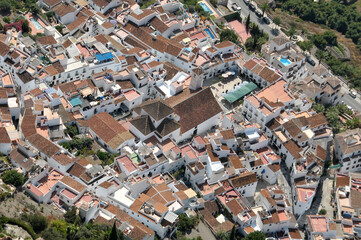 Foto aérea de la iglesia y pueblo de Frigiliana en Málaga, España