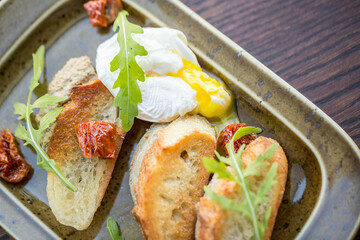 Scrambled eggs with fresh croutons on the plate